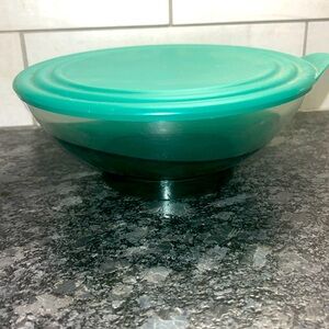 Sheerly Elegant vintage salad bowl by Tupperware. In excellent condition…